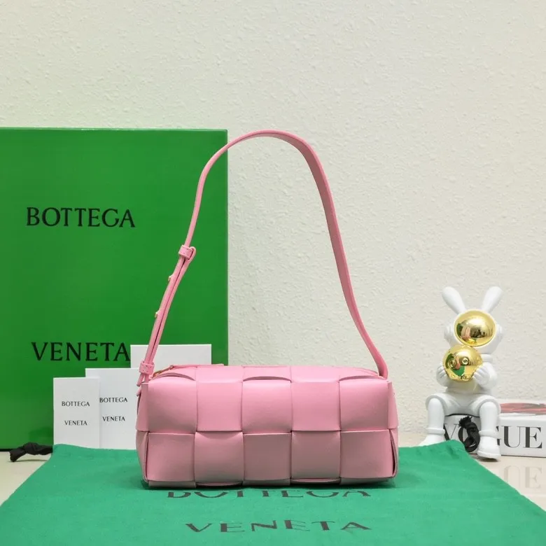 Batch 1420 BV autumn and winter beautiful armpit bag, breaking your definition of armpits BOTTEGA's new BRICK CASSETTE is small and exquisite, breaking the definition of underarms without capacity. It is no longer a small waste bag, but also a classic woven style. Why not buy such a bag? The soft sheepskin material shows a sense of luxury. Style number: 9305 Size: 23.5*10*10cm